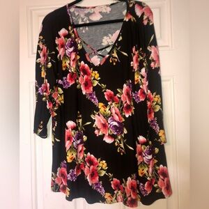 Floral e. Luna brand black short sleeved cage front women’s top size 2x xxl plus